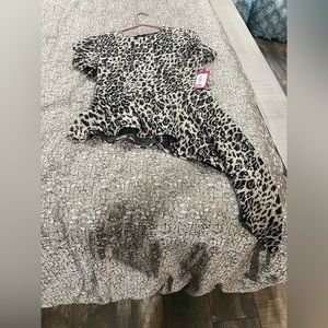 Super cute leopard dress shirt with long side